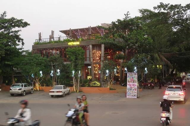 遺跡からヘビ料理、地雷爆破処理現場まで……カンボジアで10年目のフリーマガジンがすごい