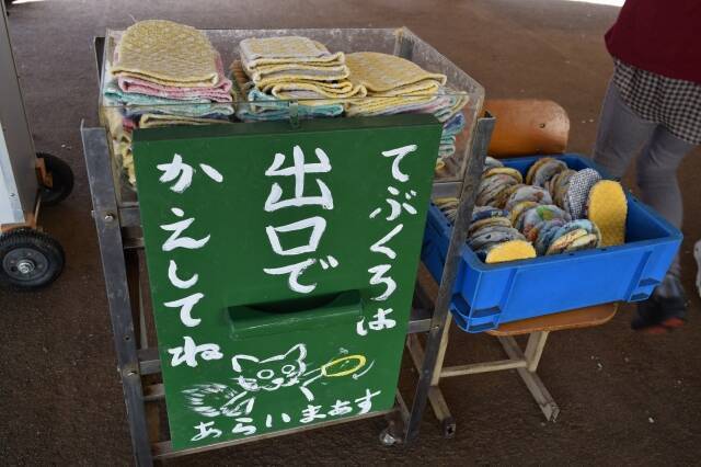 200匹放し飼い「リス園」で直接エサやり体験　ヒマワリの種を奪い合う姿はサバイバル！