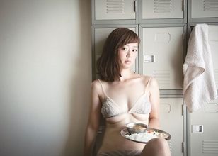 美人とカレーのカレンダー、5年で72組撮影した伊藤菜々子の流儀