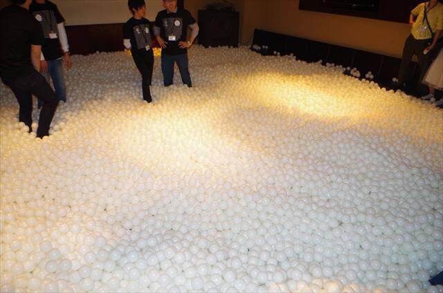 5万個の白い玉がひしめくプールへ飛び込めるパーティ「tamapa」に行ってきた