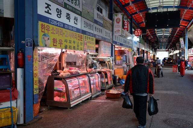 目前で牛が解体される食肉市場で販売　リアルすぎる韓国の牛パン