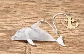 イルカが「青色の海」の中を泳ぐティーパック