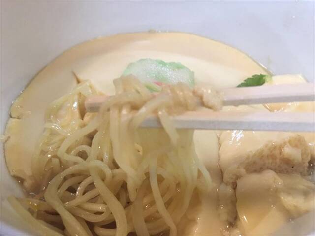 厚さ4センチはある層に覆われた「茶碗蒸しラーメン」を味わう