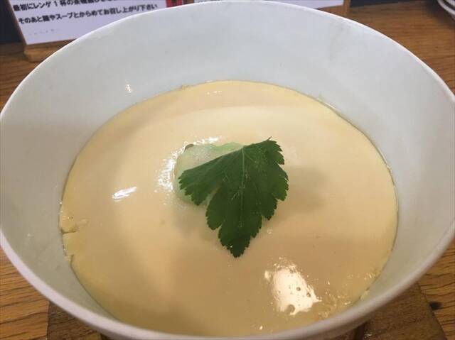 厚さ4センチはある層に覆われた「茶碗蒸しラーメン」を味わう