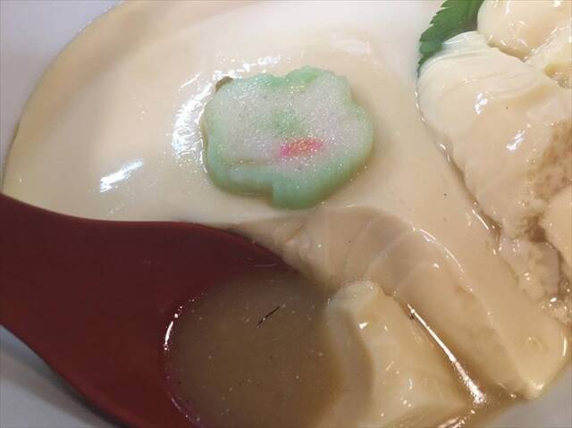 厚さ4センチはある層に覆われた「茶碗蒸しラーメン」を味わう