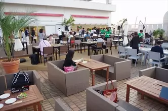 真夏の夜に、緑色が映える！　ユーグレナのビアガーデンがオープン