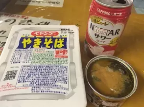 ペヤングや駄菓子で「角打ち」できる商店がある！