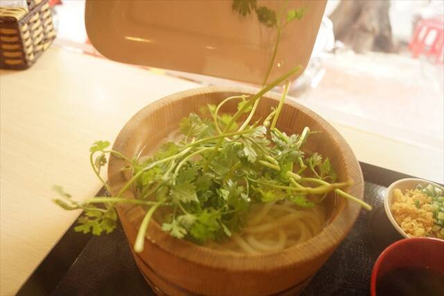 ベトナムの丸亀製麺はパクチーを盛れる！日本食チェーンの海外向けローカライズ