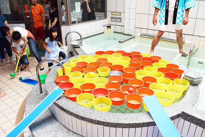 風呂桶でカーリング！女湯で吹き矢！銭湯で遊ぶ「オフロンピック」に密着