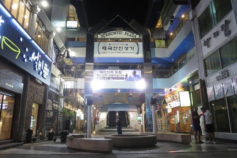韓国人の店がひしめくバンコクのコリアンタウンに、何故か1軒だけある日本人バー