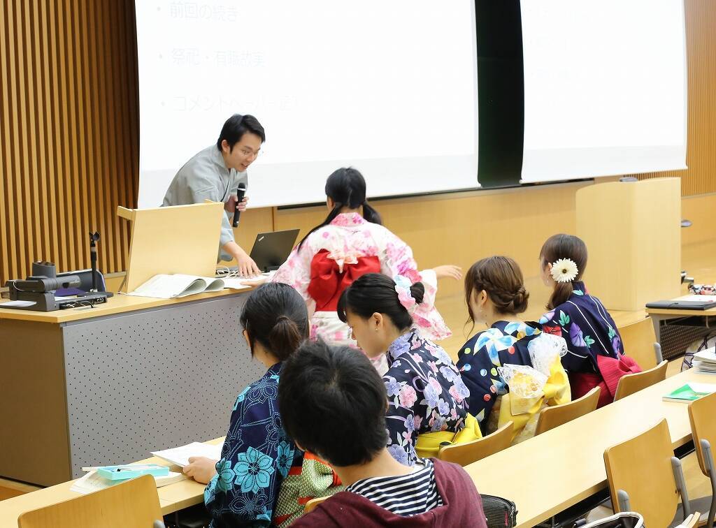 七夕に浴衣で授業を受ける学生たち　國學院大学が「和装デー」実施　