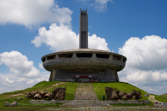 東欧に残るブルガリア共産党の巨大廃墟に行ってみた