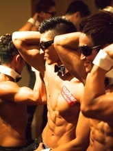 筋肉マッチョのイケメン集団に囲まれる夢のような体験でキュン♡