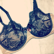 ブラジャーをTシャツの「上」に着用！ 女性誌の前衛的すぎるファッション