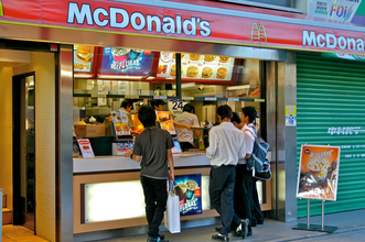 マックで時給1500円！都心のバイトが超高額になってきた