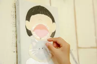 子どもの抜けた歯を刺したら完成！　記念すべき乳歯を保管するアート作品