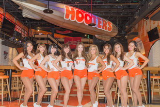 フーターズガールに囲まれる夢体験！　HOOTERSで360°動画を撮影してみた