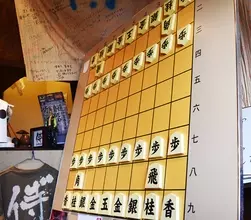 お好み焼き屋でプロ棋士がガチ対局　将棋盤が置かれるのは鉄板の上！