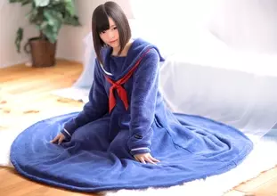 まるでスカートがこたつ布団！　セーラー服型の「着る毛布」
