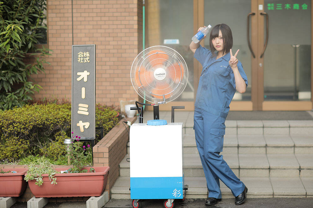 美少女コスプレイヤーが東大阪の町工場員の一年を演じたカレンダー！　人材不足の解消を目指す