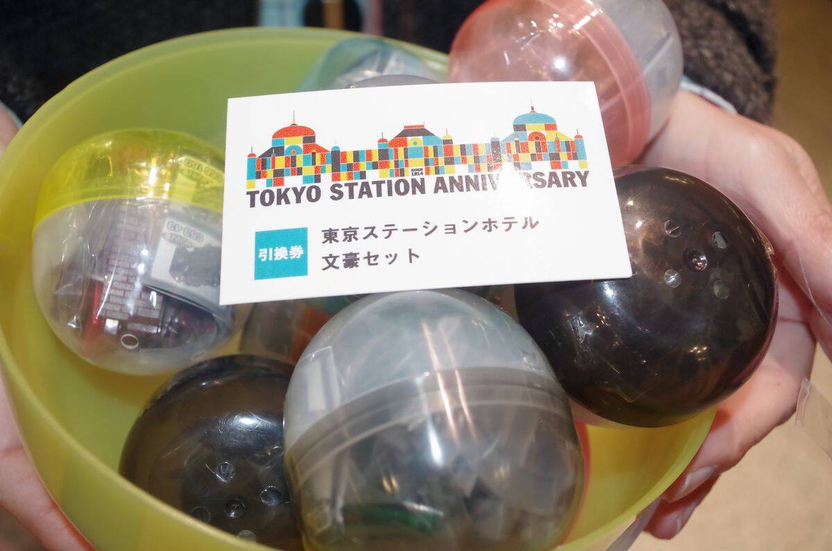 ガチャの概念をぶち壊す巨大ガチャが東京駅に出現！