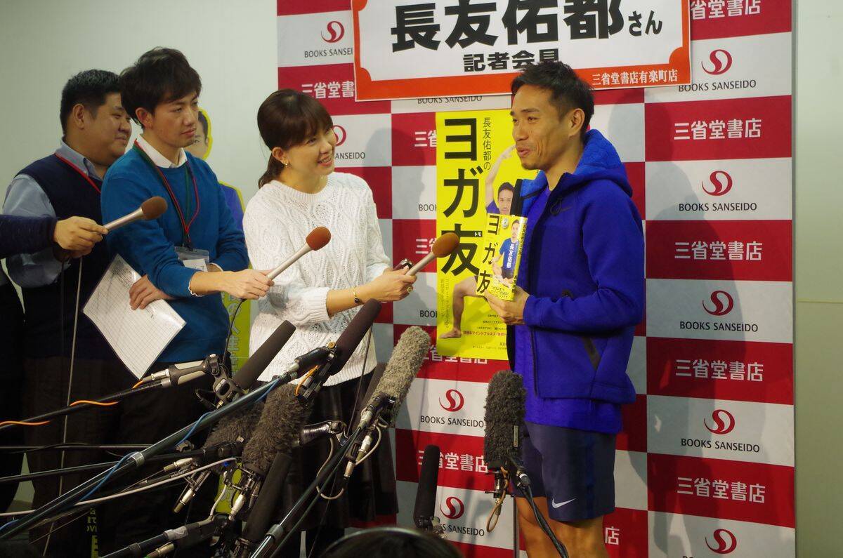 サッカー日本代表 長友佑都にヨガを教わってきた 平愛梨も一緒に ヨガ友 することも エキサイトニュース