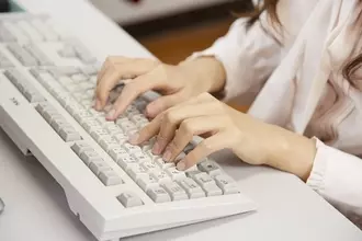 デスクワーク中の「ぽっこりお腹」 コッソリ防ぐ方法を教えてもらった