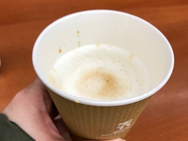 【ミルク濃厚】セブンのコーヒーマシンでホットカフェラテを飲んでみた