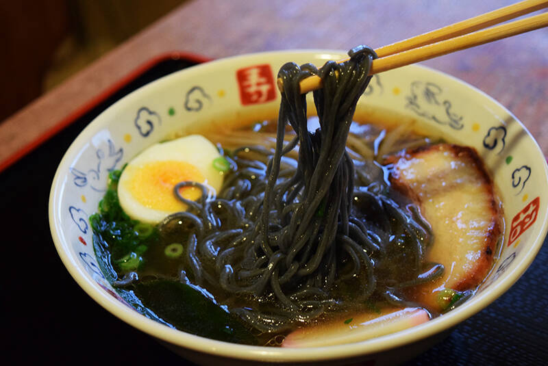 備長炭を練り込んだ真っ黒いラーメンは一体どんな味なのか