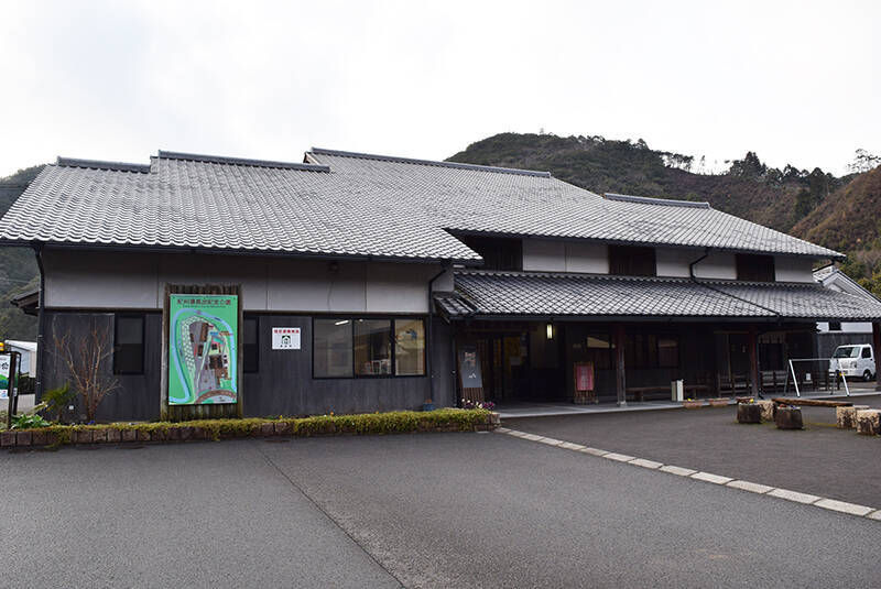 備長炭を練り込んだ真っ黒いラーメンは一体どんな味なのか