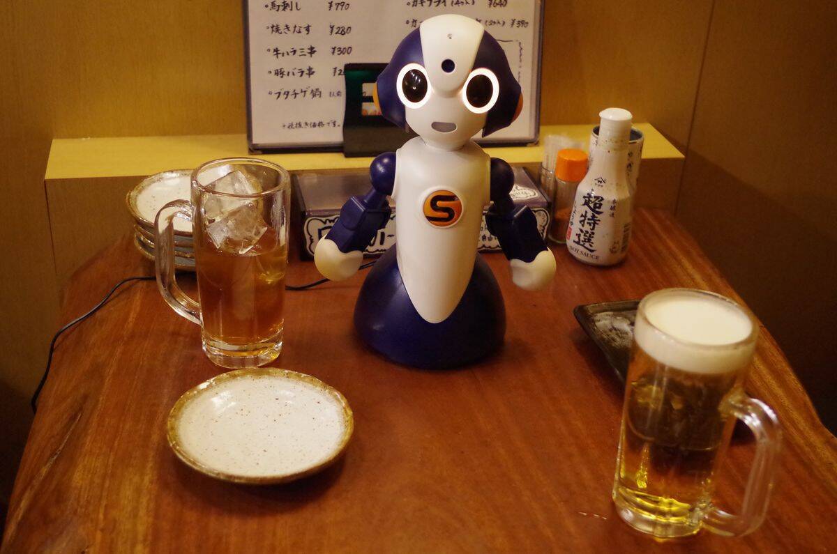 卓上小型ロボットが酔っぱらいの雑談に付き合ってくれる居酒屋