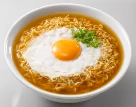 チキンラーメンに卵を落として食べるのはいつから定番になったのか