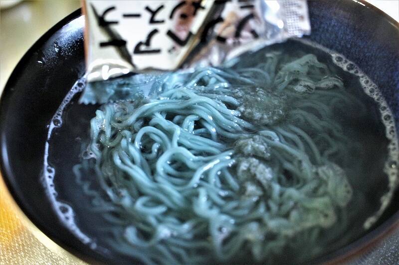 麺もスープも青い！　北海道「ゾンラーメン」を食べてみた