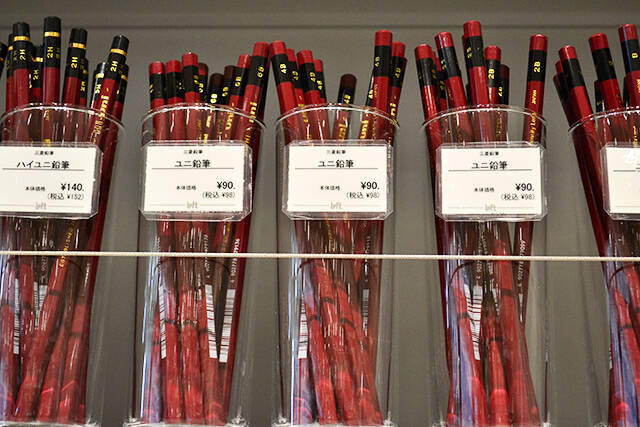 10万円の巨大消しゴムもある！銀座ロフトの「PENCILBAR」に行ってきた