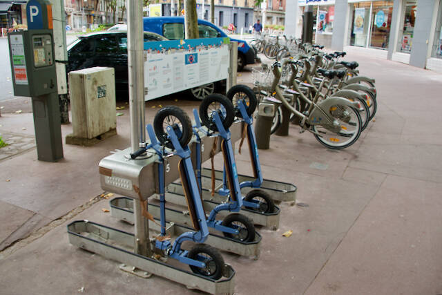 新たな交通手段！　フランスで「キックスケーター・シェアリング」始まる