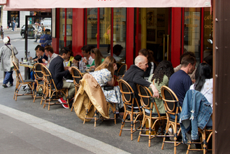 「フランスのレストランは1人で入ると奇異の目」は本当か？