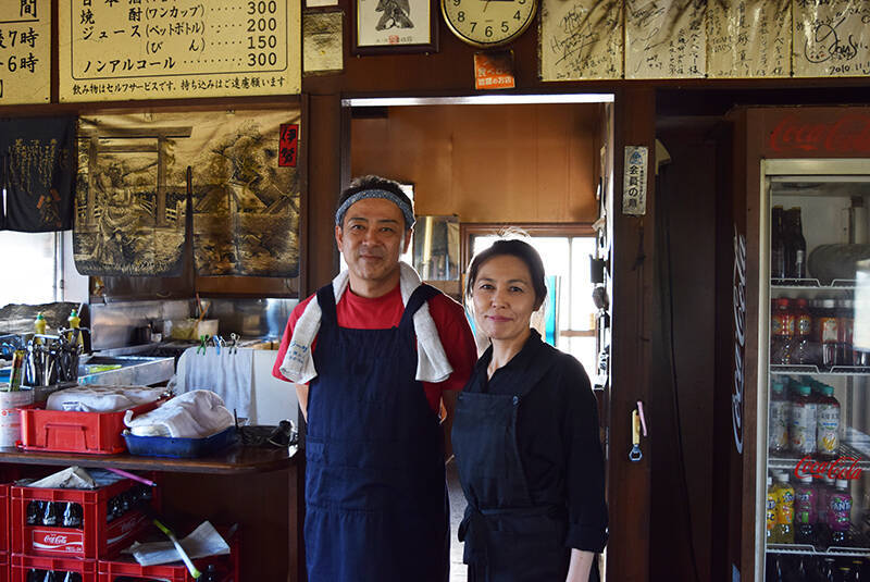 北海道・千歳市の名物店「東千歳バーベキュー」で豪快に鶏を焼く