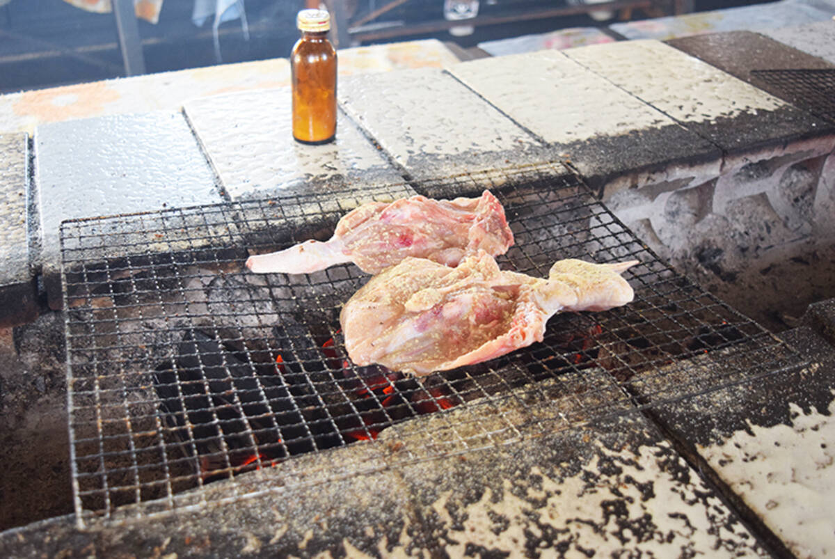 北海道 千歳市の名物店 東千歳バーベキュー で豪快に鶏を焼く エキサイトニュース