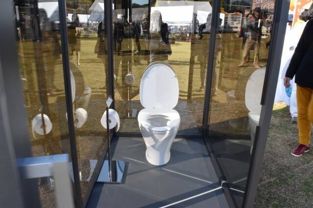 いちょう祭りに「透けるトイレ」が登場　展示の目的をリクシルに聞いてみた