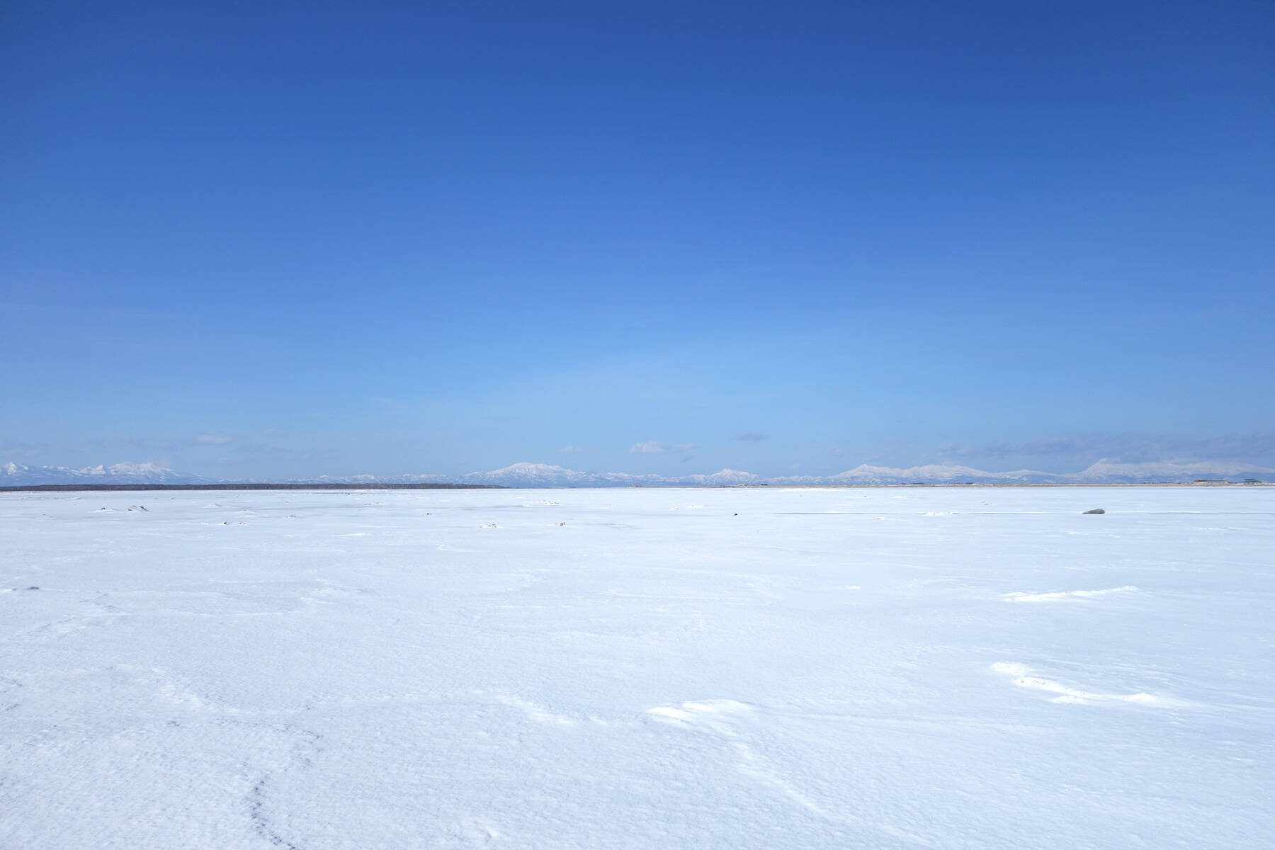 冬の絶景！凍った海の上を歩ける日本のウユニ塩湖「野付湾」
