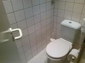 駅やデパートで臭いトイレに当たったら、どうするか問題