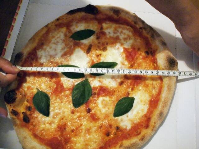 イタリアで「宅配ピザ」を頼んだらチラシが日本と全然違った