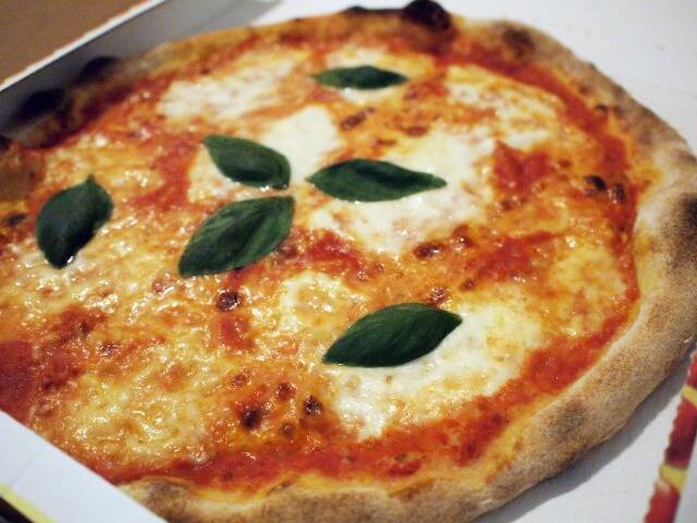 イタリアで「宅配ピザ」を頼んだらチラシが日本と全然違った