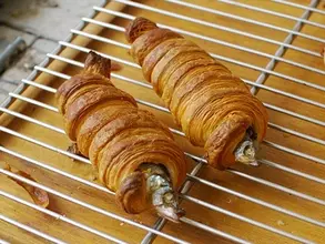 ししゃも×クロワッサンの異色タッグが京都のパン屋で売っている 大量買いするマダムも