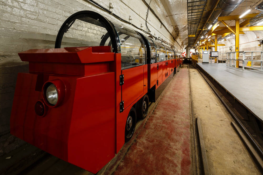 ロンドンの地下を走る秘密の郵便運送用鉄道「メールレール」に乗ってみた