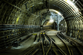 ロンドンの地下を走る秘密の郵便運送用鉄道「メールレール」に乗ってみた