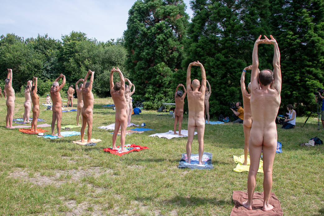 パリ市が6月末の日曜を 全裸の日 に制定 公園での裸イベントに約1000人が参加 エキサイトニュース