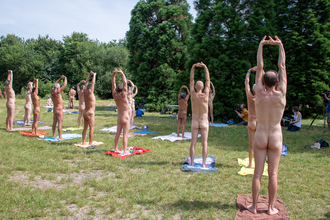パリ市が6月末の日曜を「全裸の日」に制定 公園での裸イベントに約1000人が参加