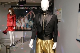 ディスコのお立ち台と羽根付き扇子も用意　日本橋三越「1980年代展」が懐かしい