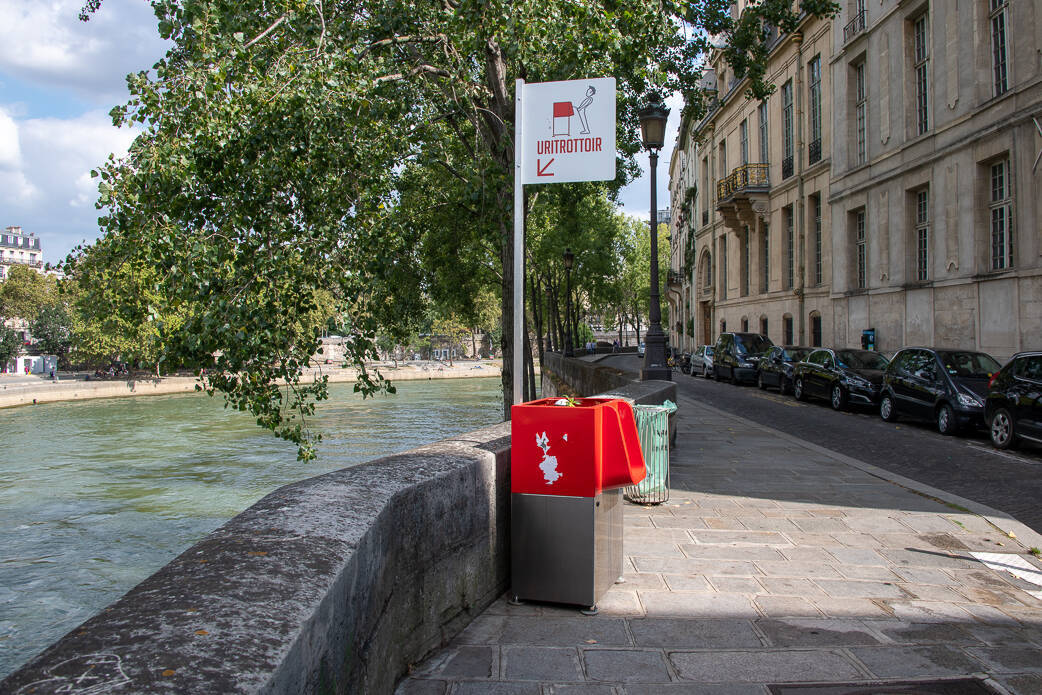パリの立ちション対策用小便ボックスが不評で移転に 使用感を確かめてみた エキサイトニュース